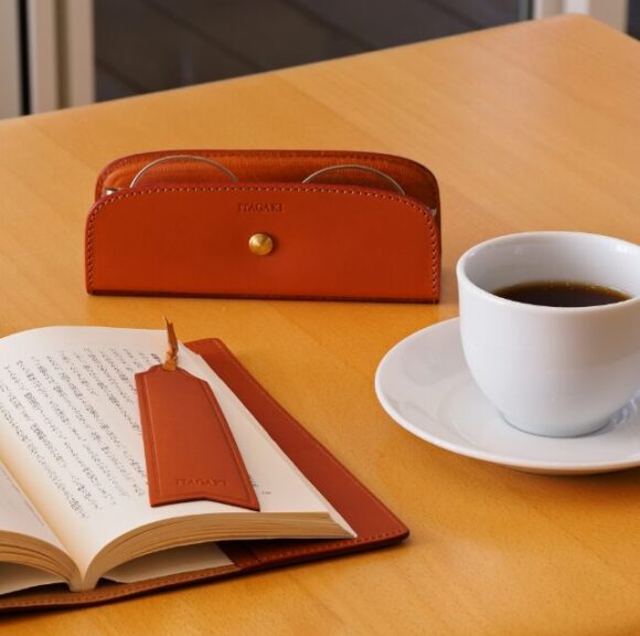 おしゃれな横置き革製メガネスタンド