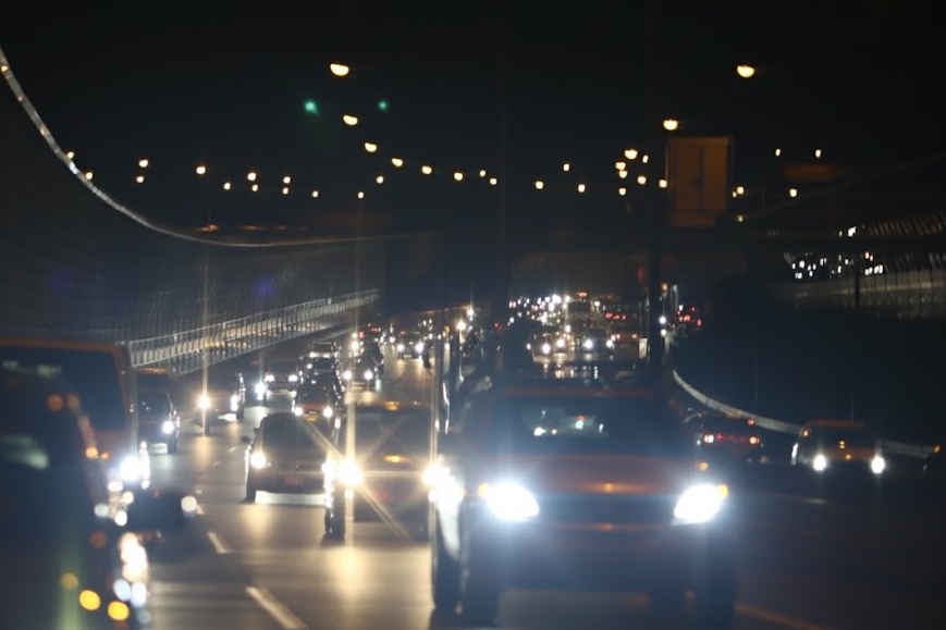 夜の道を走る車