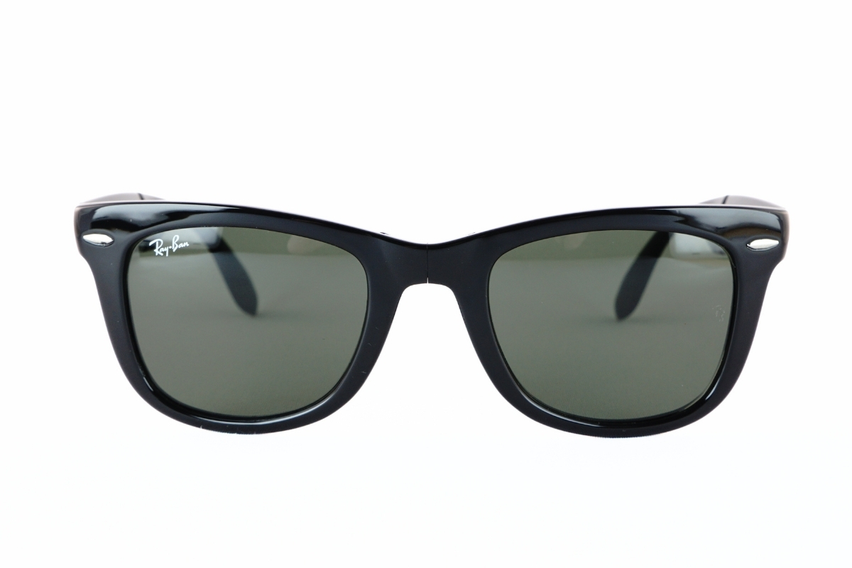 Ray-Banの折りたたみサングラス「WAYFARER FOLDING（RB4105）」のフロント