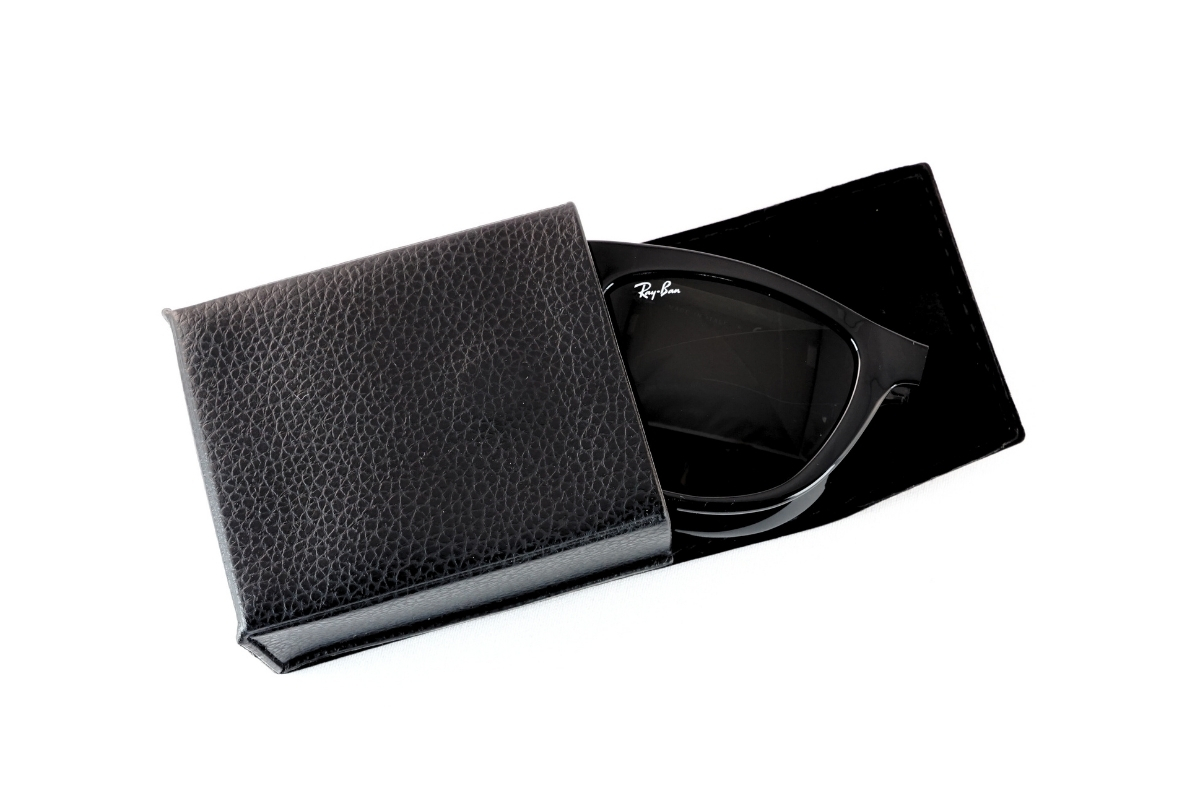 Ray-Banの折りたたみサングラス「WAYFARER FOLDING（RB4105）」のケース