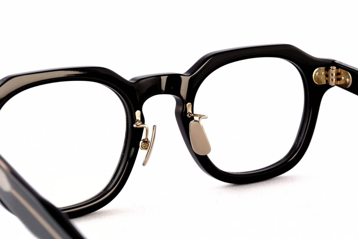 Mr.Gentleman EYEWEARのヘキサゴンメガネ「GREGORY」の鼻パッド