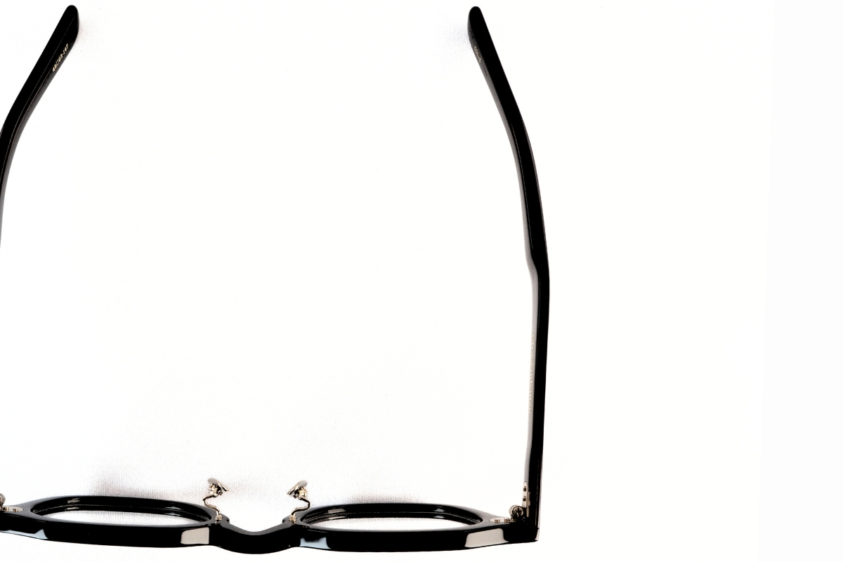 Mr.Gentleman EYEWEARのヘキサゴンメガネ「GREGORY」のテンプルの厚み