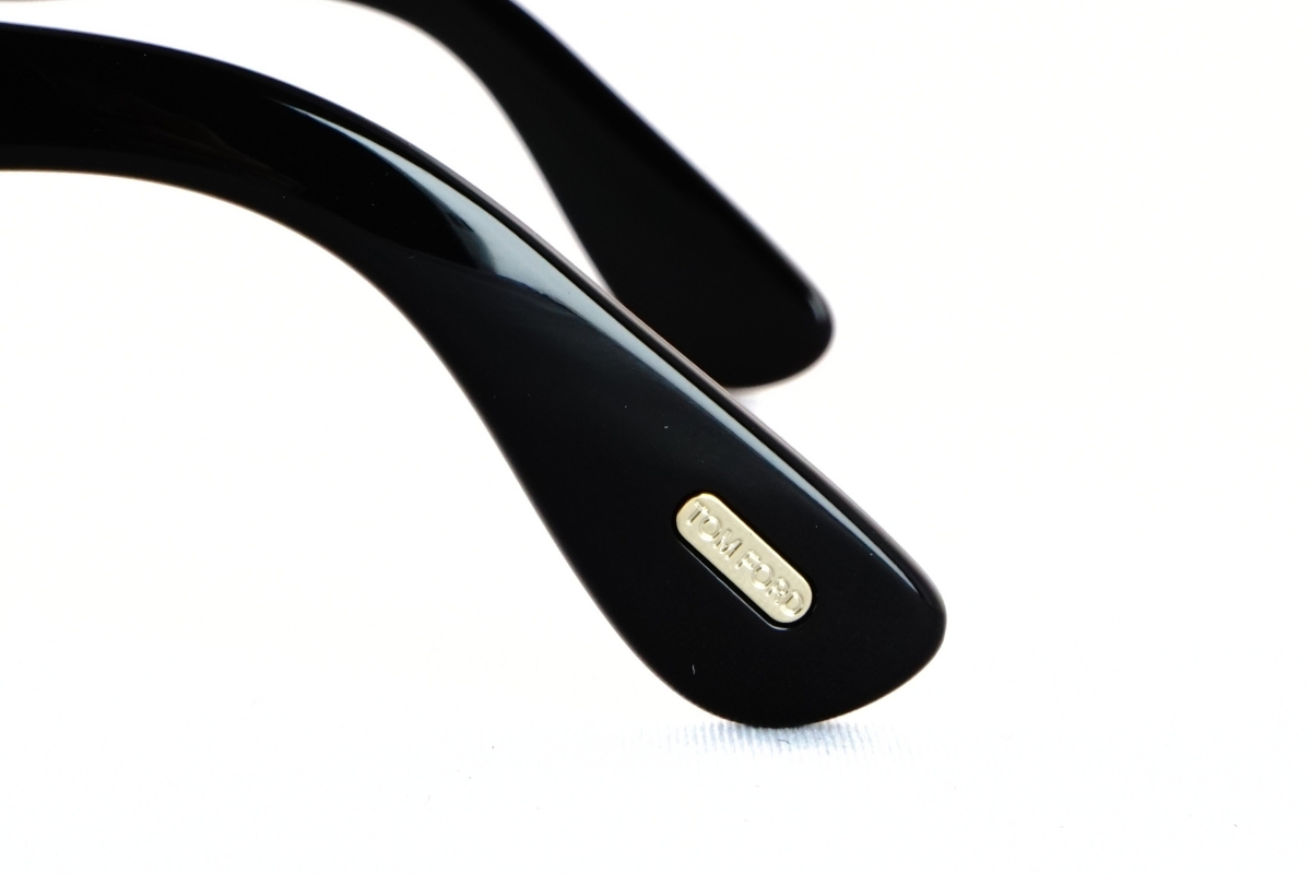 トムフォードのメガネ「TF6071-D-B」のテンプルエンド