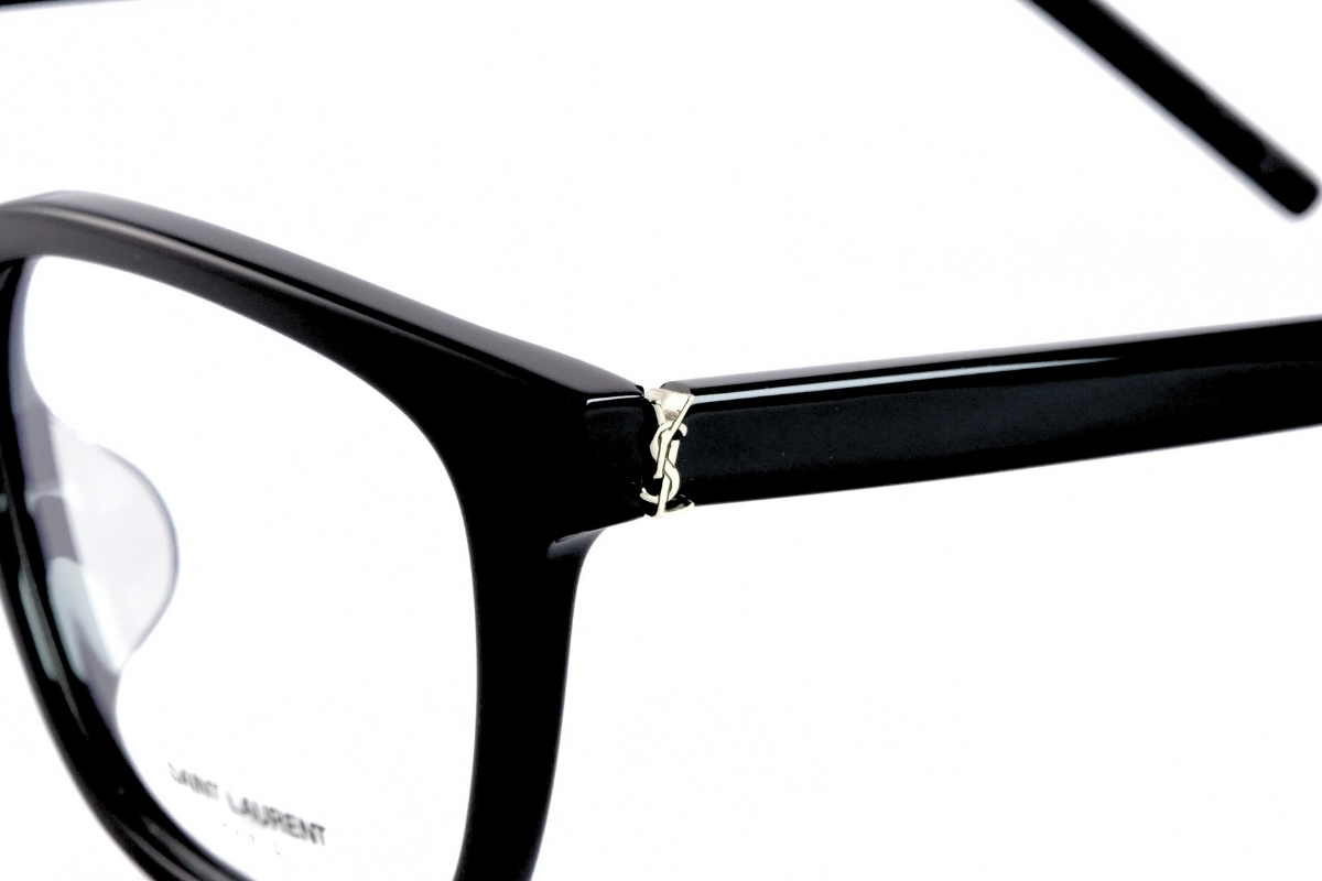 SAINT LAURENTのメガネフレーム「SL M110/F」のブランドロゴ