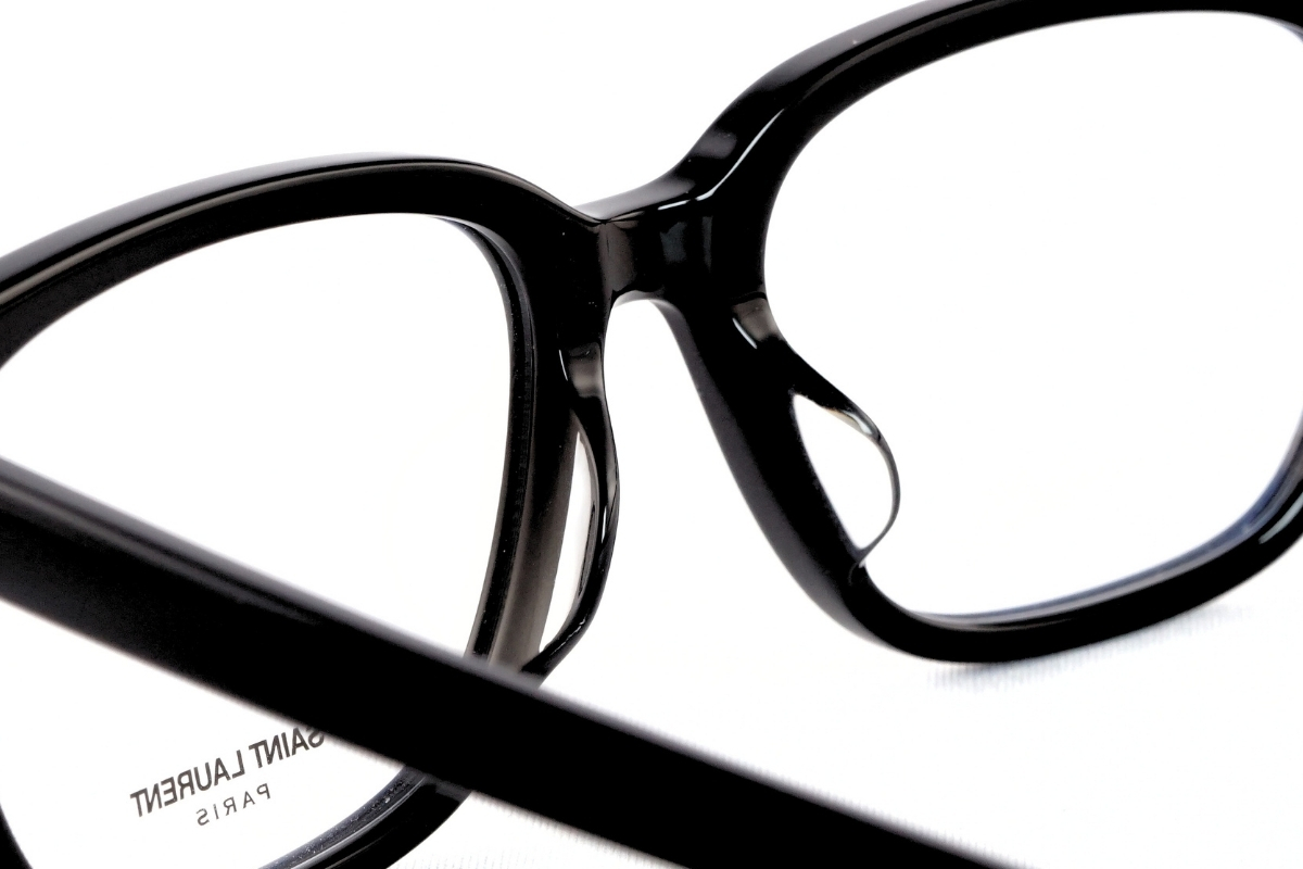 SAINT LAURENTのメガネフレーム「SL M110/F」の鼻パッド