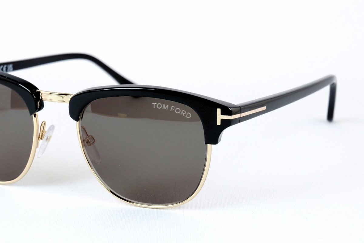 TOM FORDのサングラス「Henry」のTマーク