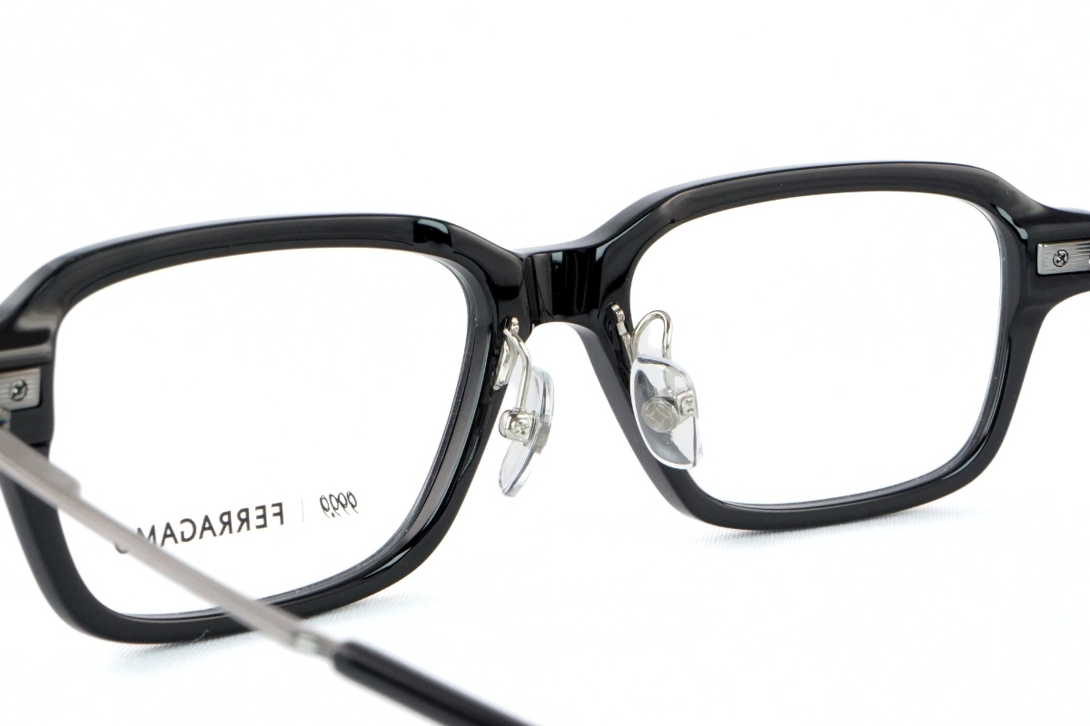 999.9×Salvatore Ferragamoのスクエアメガネ「SF9021」の鼻パッド