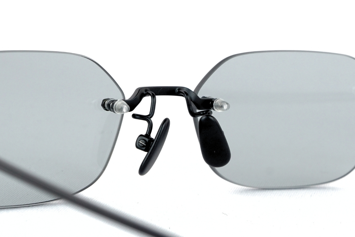 A.D.S.R.のリムレスサングラス「VATH」の鼻パッド